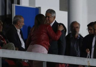 Dolores Aveiro foi assistir ao jogo do Benfica e foi vista a beijar Luís Filipe Vieira