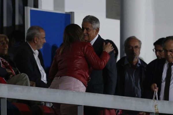 Dolores Aveiro foi assistir ao jogo do Benfica e foi vista a beijar Luís Filipe Vieira