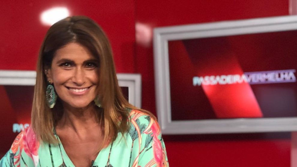 Liliana Campos deixa-se fotografar sem roupa na banheira