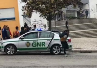 Homem consegue fugir de carro da GNR depois de ter sido algemado