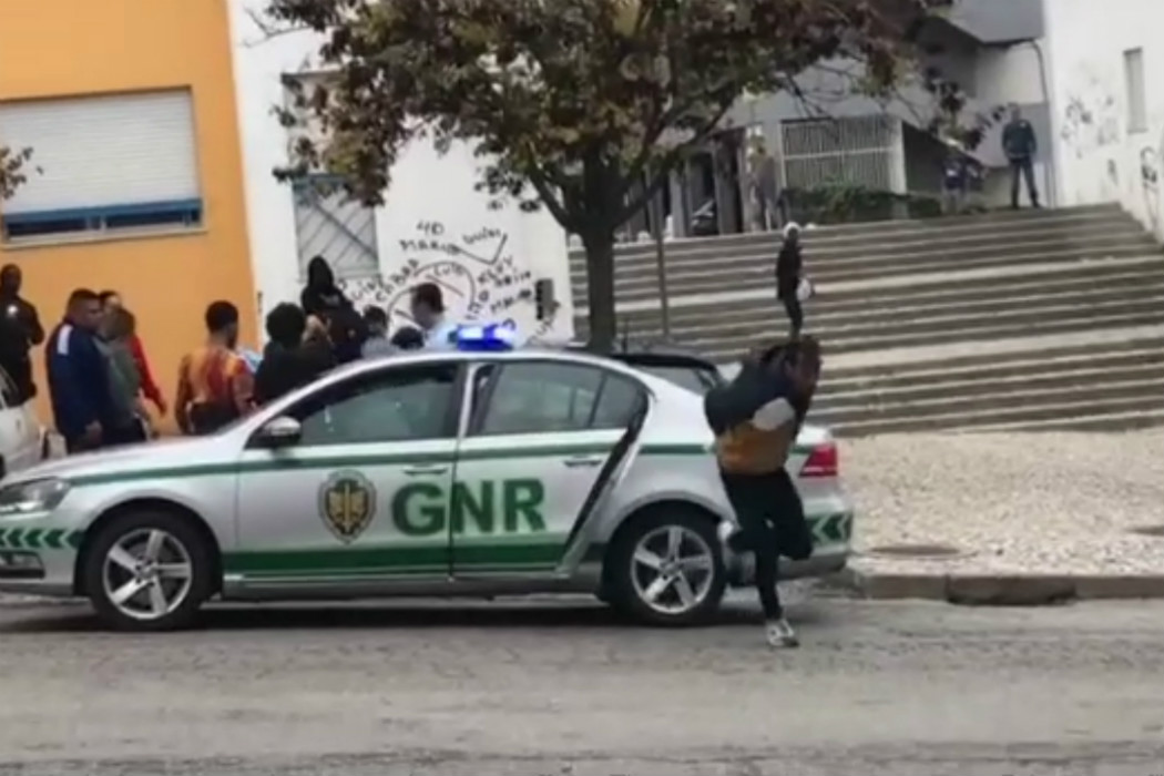 Homem consegue fugir de carro da GNR depois de ter sido algemado