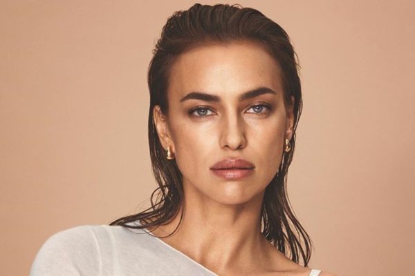 Irinia Shayk exibe abdominais definidos em biquíni