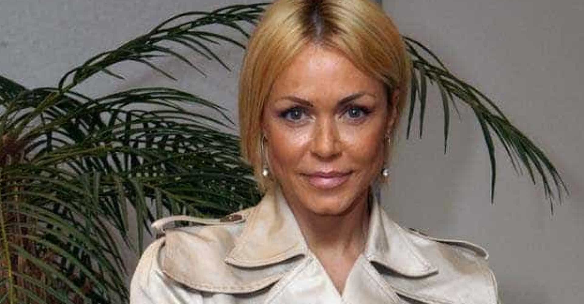 Elsa Raposo exibe corpo de sonho em biquíni … aos 55 anos