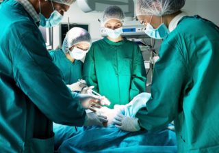 Obstetra alcoolizado deixa morrer mãe e bebé em cesariana