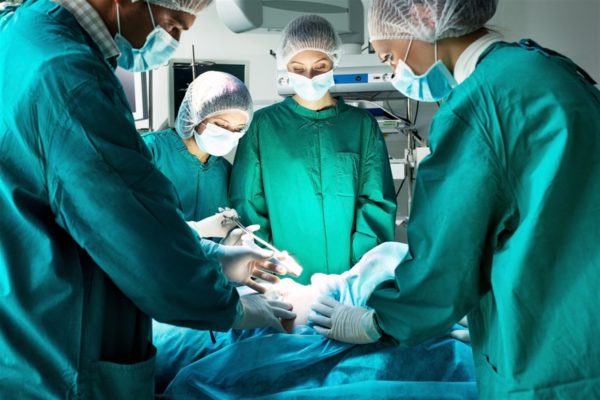 Obstetra alcoolizado deixa morrer mãe e bebé em cesariana