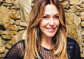 Em banheira cheia de rosas, Merche Romero mostra o seu lado mais sensual