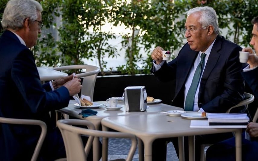 Em esplanada, António Costa toma pequeno almoço: “Já tinha saudades…”