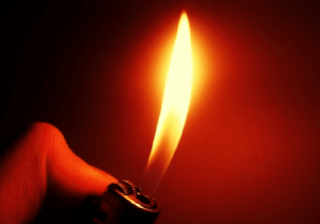 Incendeia a casa onde a mãe dormia e depois agrediu bombeiro com tesoura