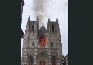 Incêndio na Catedral de Nantes mobiliza 60 bombeiros