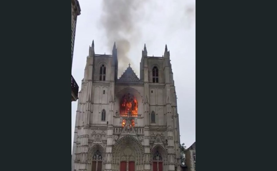Incêndio na Catedral de Nantes mobiliza 60 bombeiros