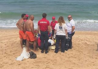 Adolescente de 14 anos desmaia na água e morre na praia