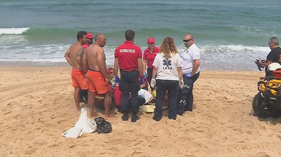Adolescente de 14 anos desmaia na água e morre na praia