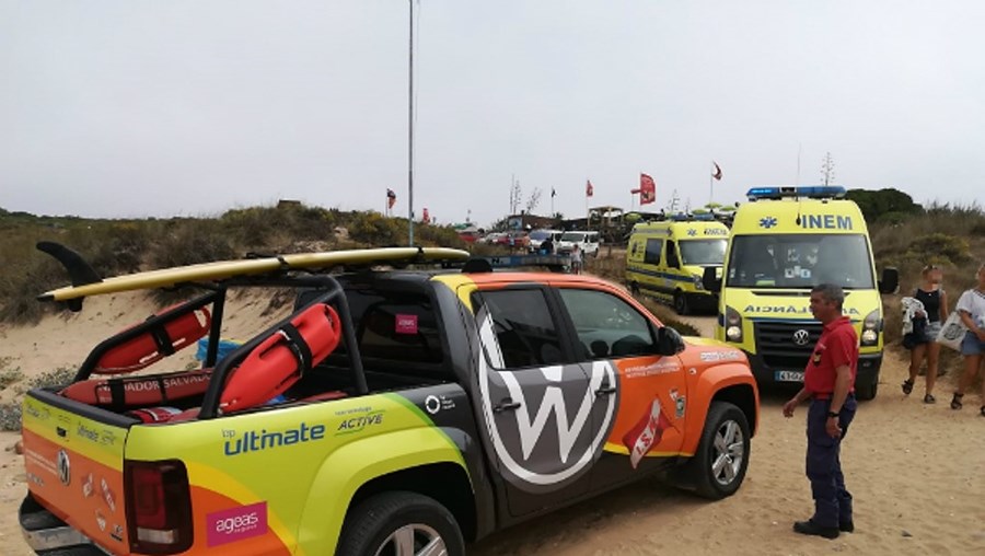 Surfista sofre ataque dentro de água em Aljezur