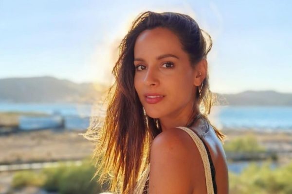 Mariana Monteiro ‘aquece’ redes sociais em biquíni
