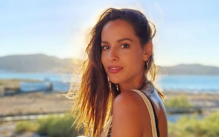 Mariana Monteiro ‘aquece’ redes sociais em biquíni