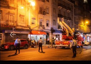 Incêndio em prédio de Lisboa faz 1 morto