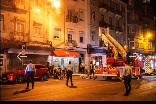 Incêndio em prédio de Lisboa faz 1 morto