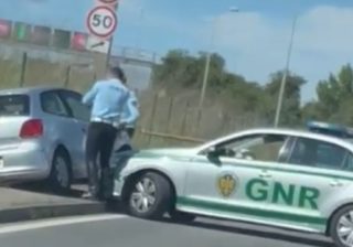 Polícias detiveram homem de arma em punho