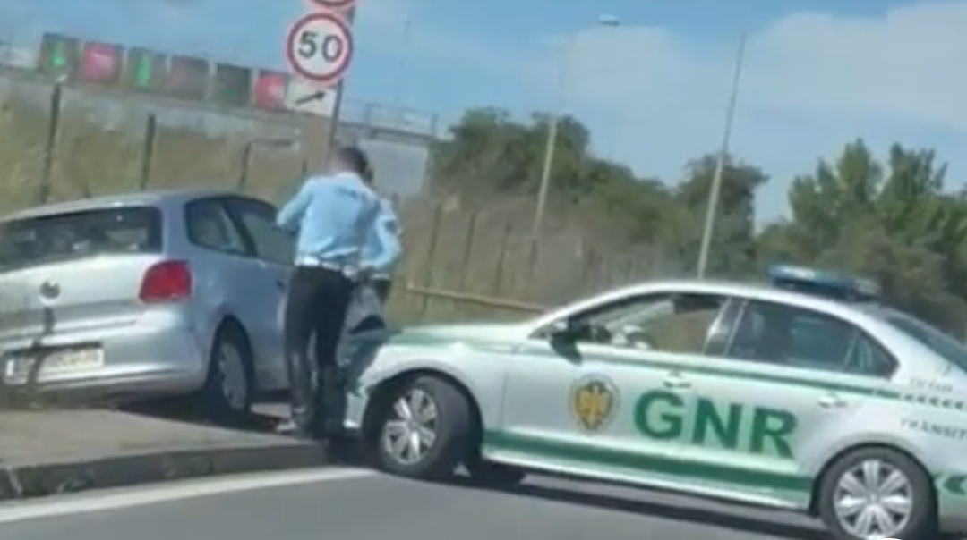 Polícias detiveram homem de arma em punho
