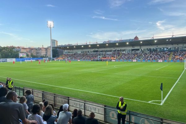 Gil empata na Letónia