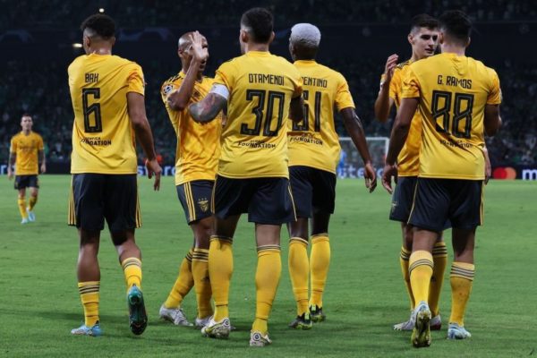 Benfica passa em 1° lugar do grupo